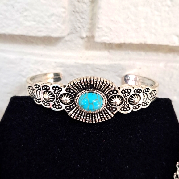 Beautiful Silver/Blue Gem Necklace and Bracelet.  Size O/S - Picture 3 of 5